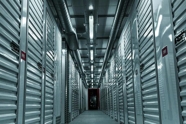 Lorong unit penyimpanan sewa bernomor, analogi menyewa server bulanan sesuai ukuran kebutuhan bisnis kecil