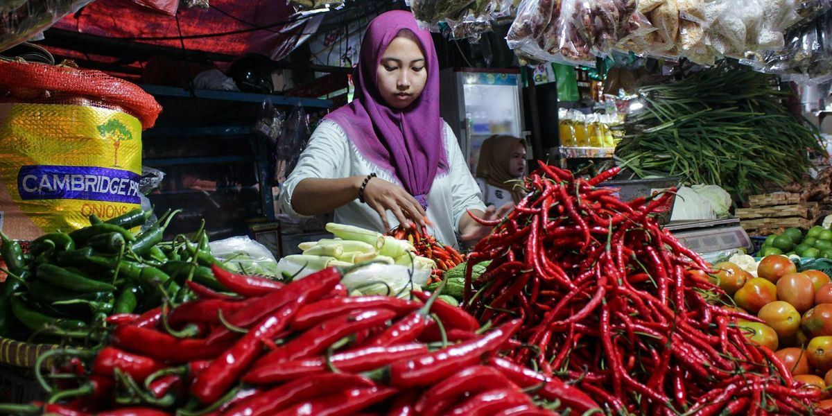 Pedagang di pasar tradisional menata cabai merah di lapaknya, jenis usaha mikro yang paling banyak memakai QRIS