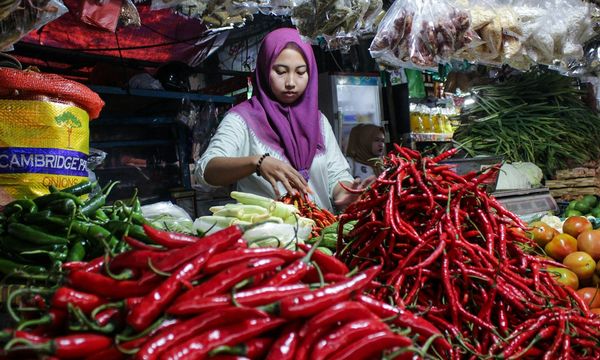 Pedagang di pasar tradisional menata cabai merah di lapaknya, jenis usaha mikro yang paling banyak memakai QRIS