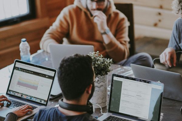 Cara Memilih Jasa Pembuatan Website: Checklist 9 Poin Sebelum Anda Transfer DP