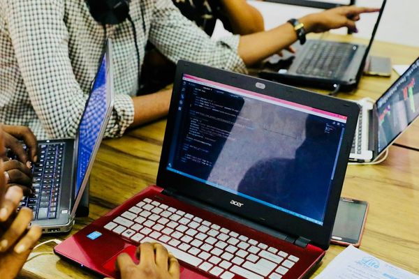 Ciri Software House Terpercaya: Yang Bisa Dicek Sebelum Tanda Tangan Kontrak
