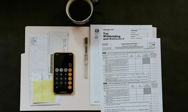 Berkas formulir, ponsel, dan pena di atas map, ilustrasi menyiapkan dokumen usaha untuk cara daftar e-Katalog LKPP versi 6 sebagai penyedia