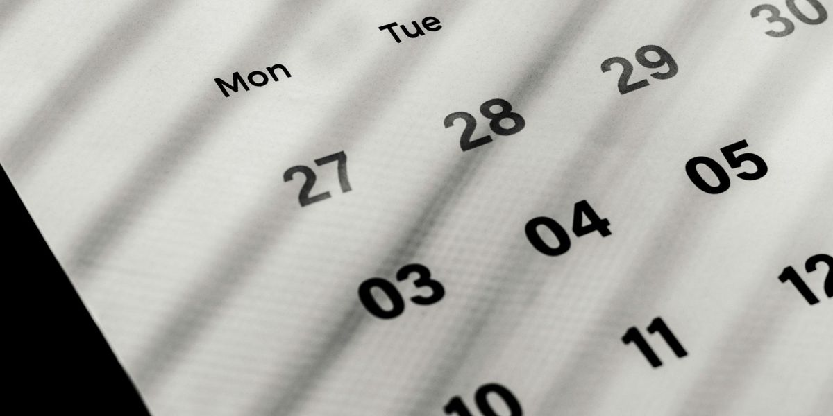 Halaman kalender cetak dengan nama hari dan deretan tanggal, pengingat batas waktu pengumuman RUP di aplikasi SIRUP