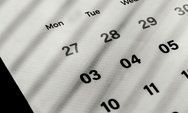 Halaman kalender cetak dengan nama hari dan deretan tanggal, pengingat batas waktu pengumuman RUP di aplikasi SIRUP