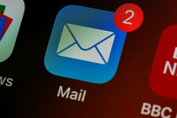 Cara Membuat Email Perusahaan dengan Domain Sendiri: Langkah, Biaya, dan Dua Hal yang Bikin Email Masuk Spam