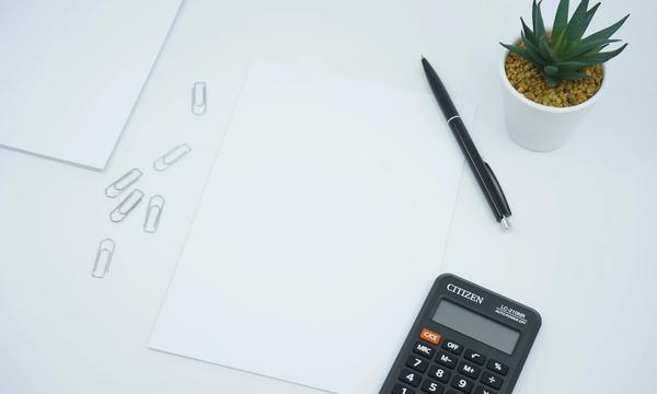 Graph machine learning untuk deteksi fraud bisnis Indonesia 2026 — jaringan akun, perangkat, dan transaksi direpresentasikan sebagai graph sehingga ring fraud menjadi terlihat sebagai tetangga padat yang tak dilihat aturan berbasis baris, memungkinkan hold sebelum pencairan terjadi