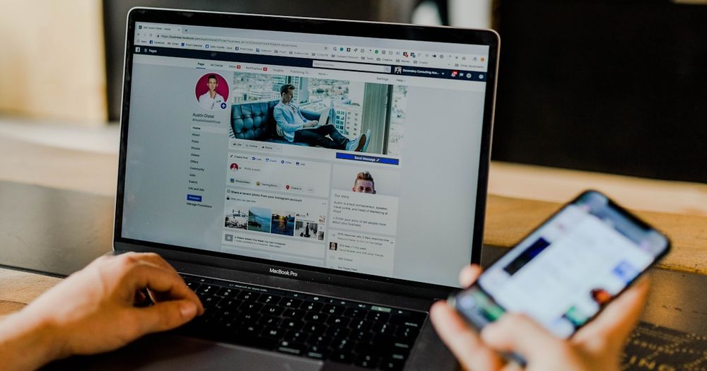 Tim IT memantau sistem keamanan siber di pusat kontrol digital