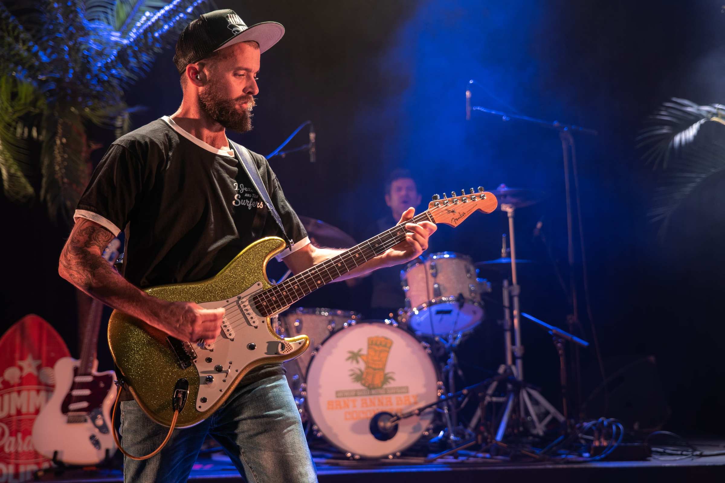 Gitarzysta ze złotą gitarą, szeroki kadr