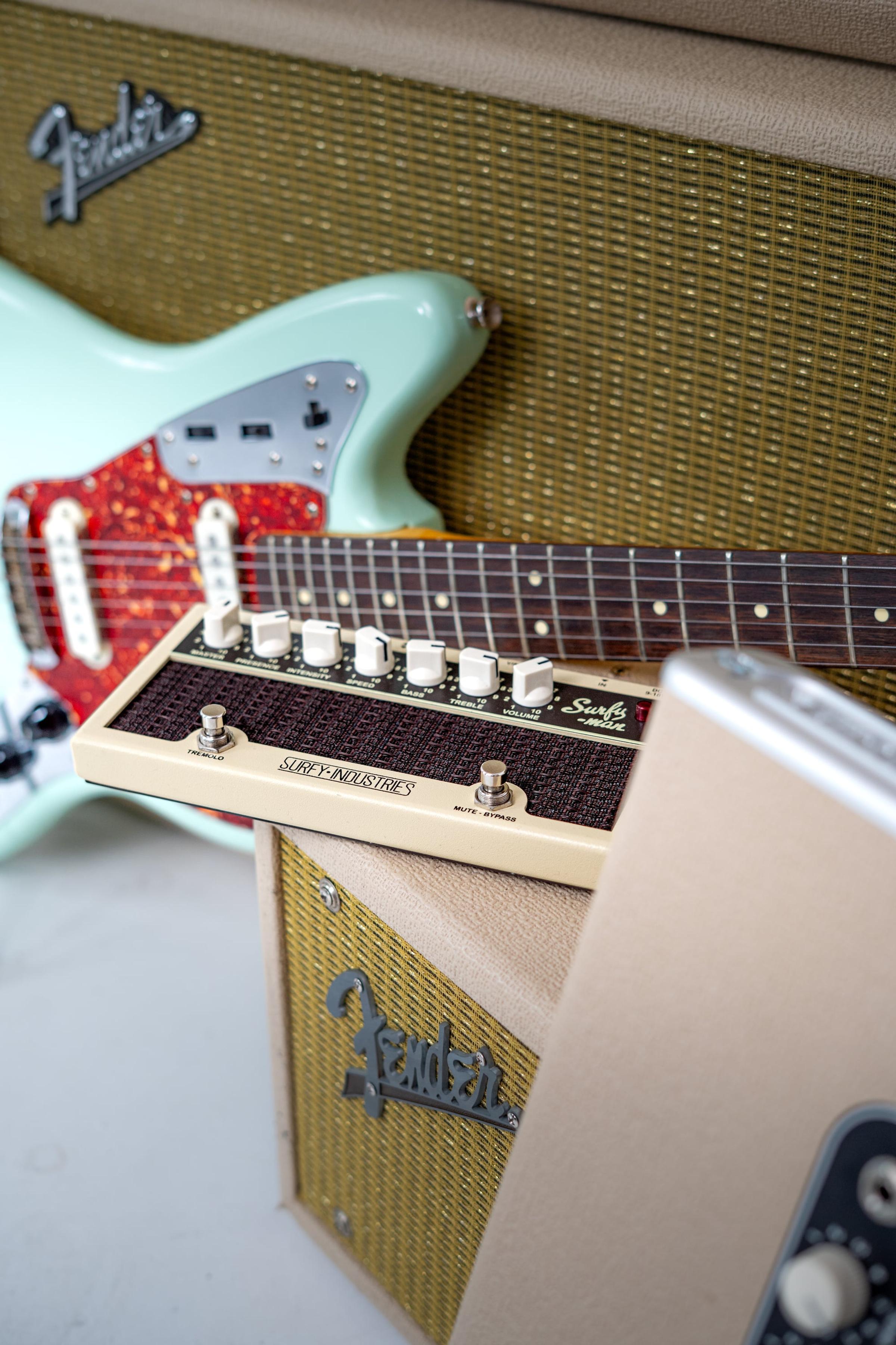 Gitara elektryczna oparta o kremowy wzmacniacz