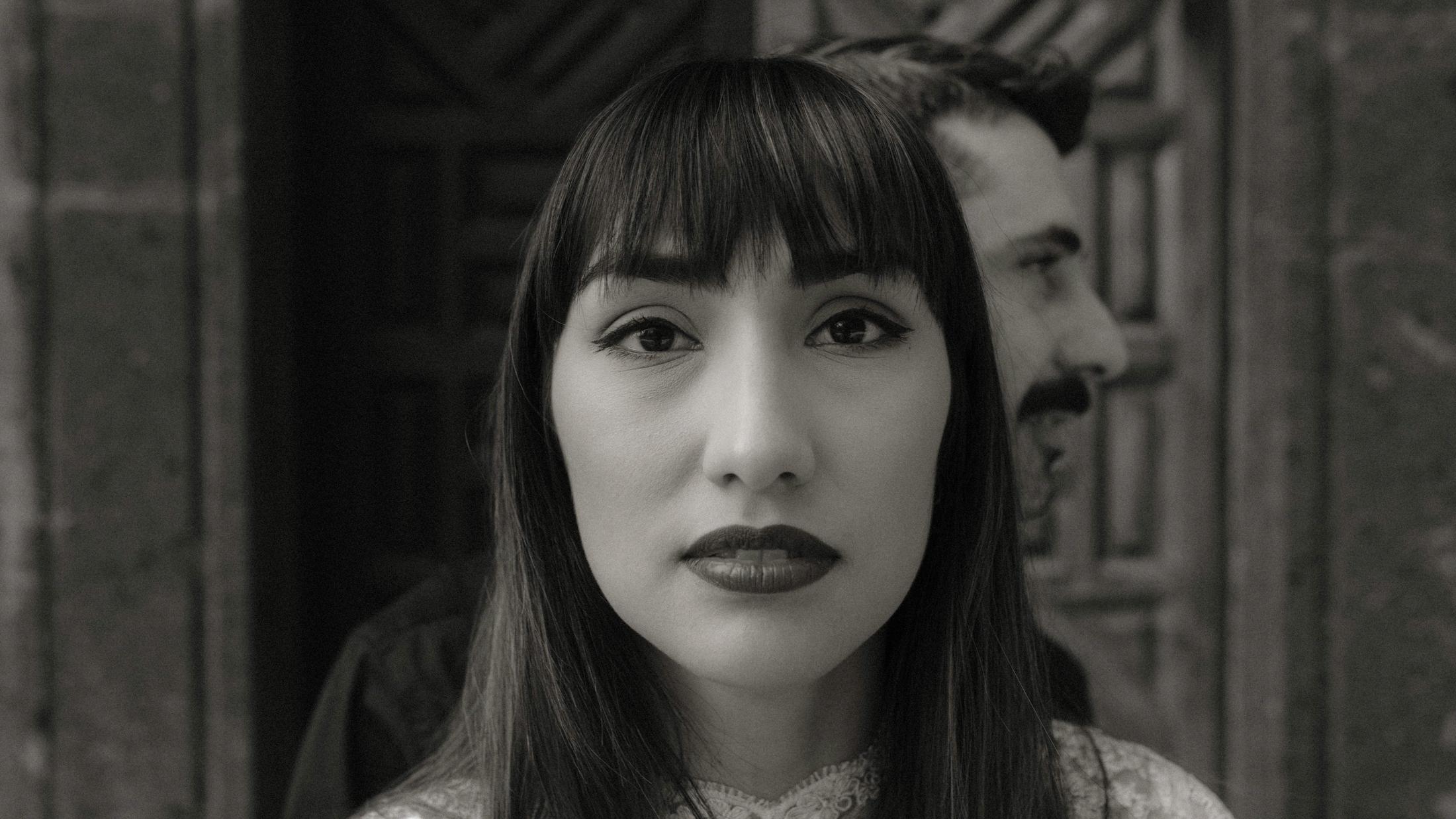 Schwarz-Weiß-Porträt von Anna und Nahuel.