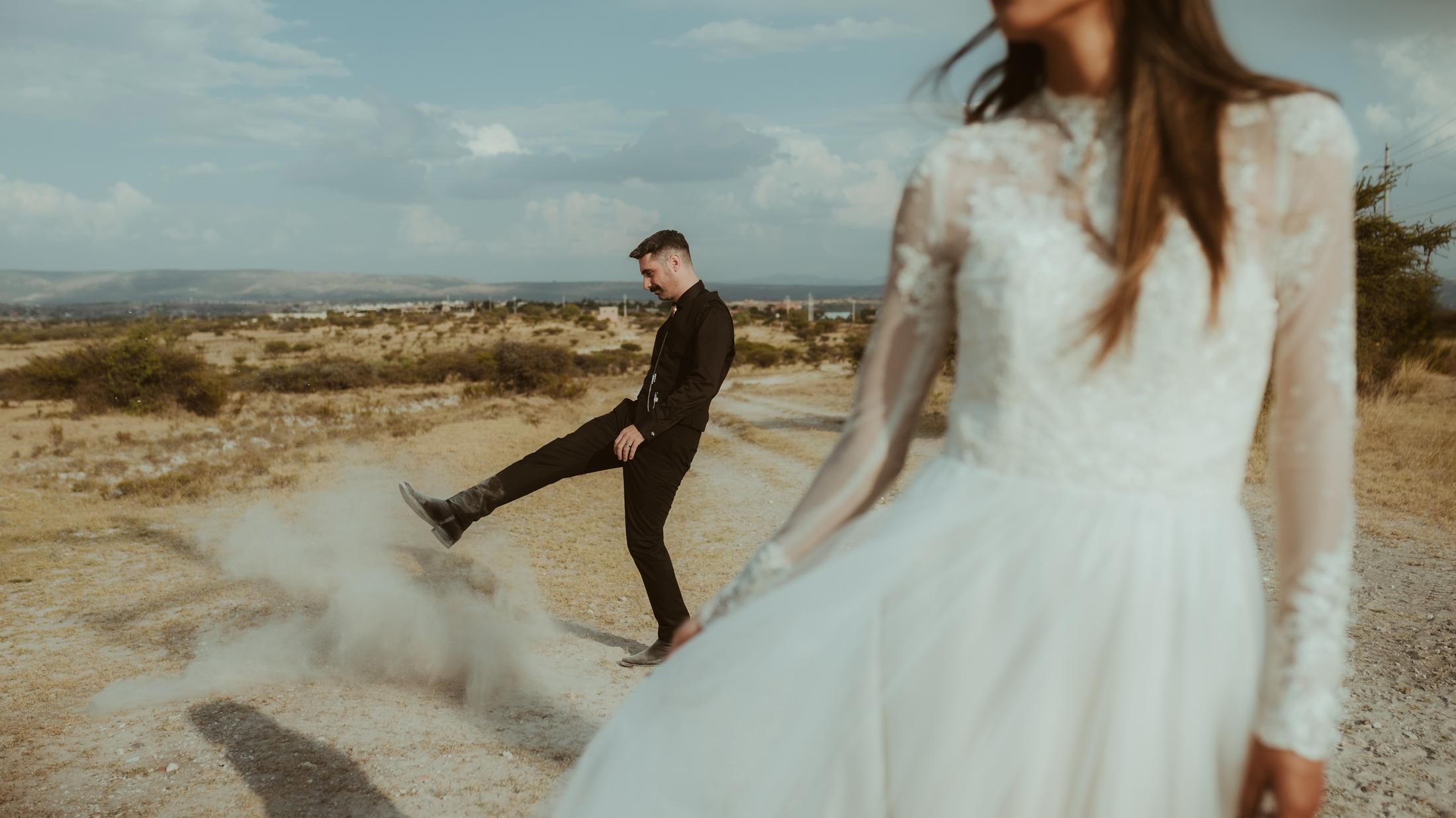 Annas Hochzeitskleid bewegt sich während der Porträtsession.