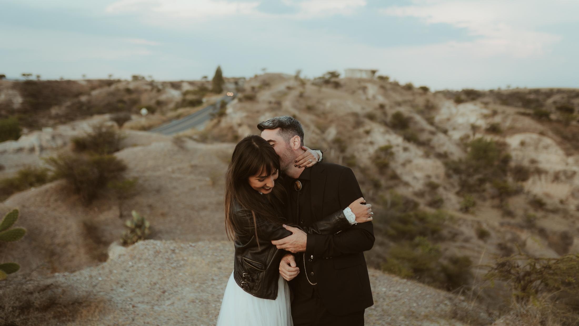 Anna und Nahuel umarmen sich, in eine Jacke gehüllt.