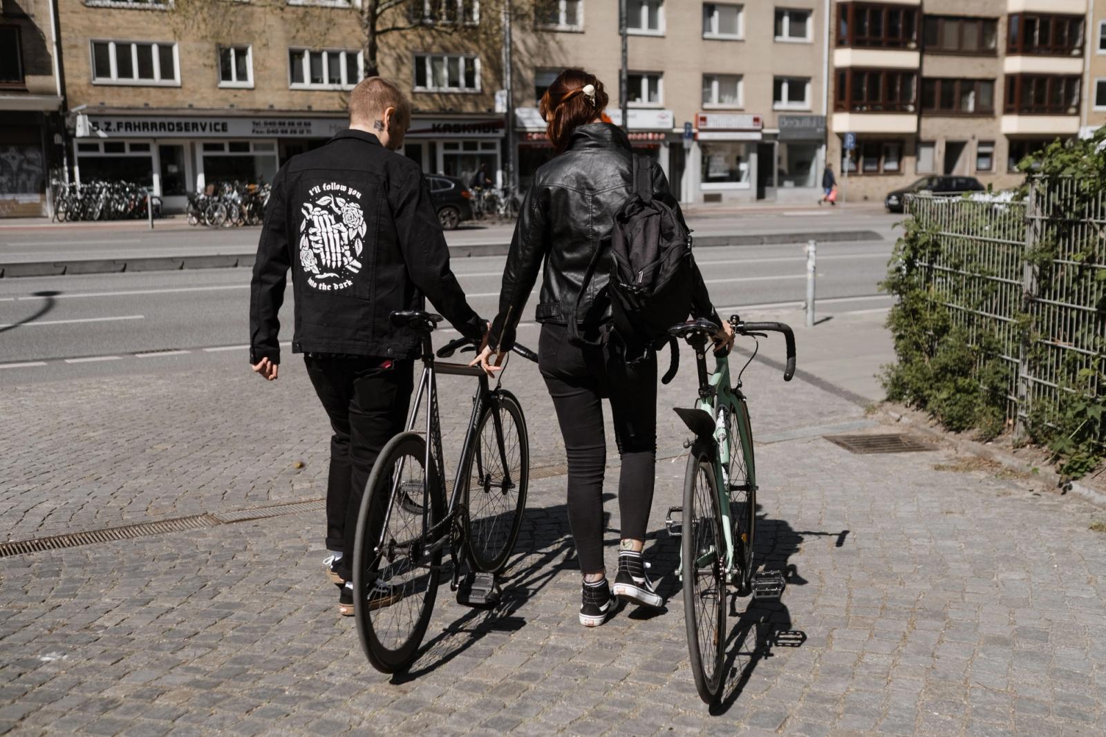 Bjørn and Jana walking their bicycles together through Hamburg