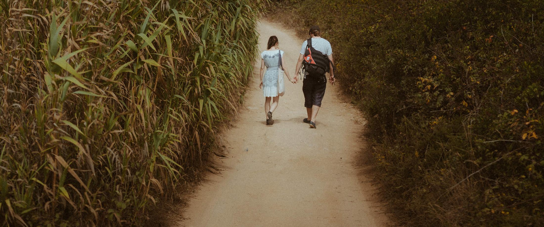 Narrow trail during Ana and Till's Lovers Session in Portugal.
