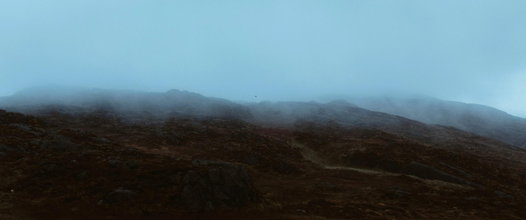 Nebel bedeckt die Hänge und das Tal der Cooley Mountains.