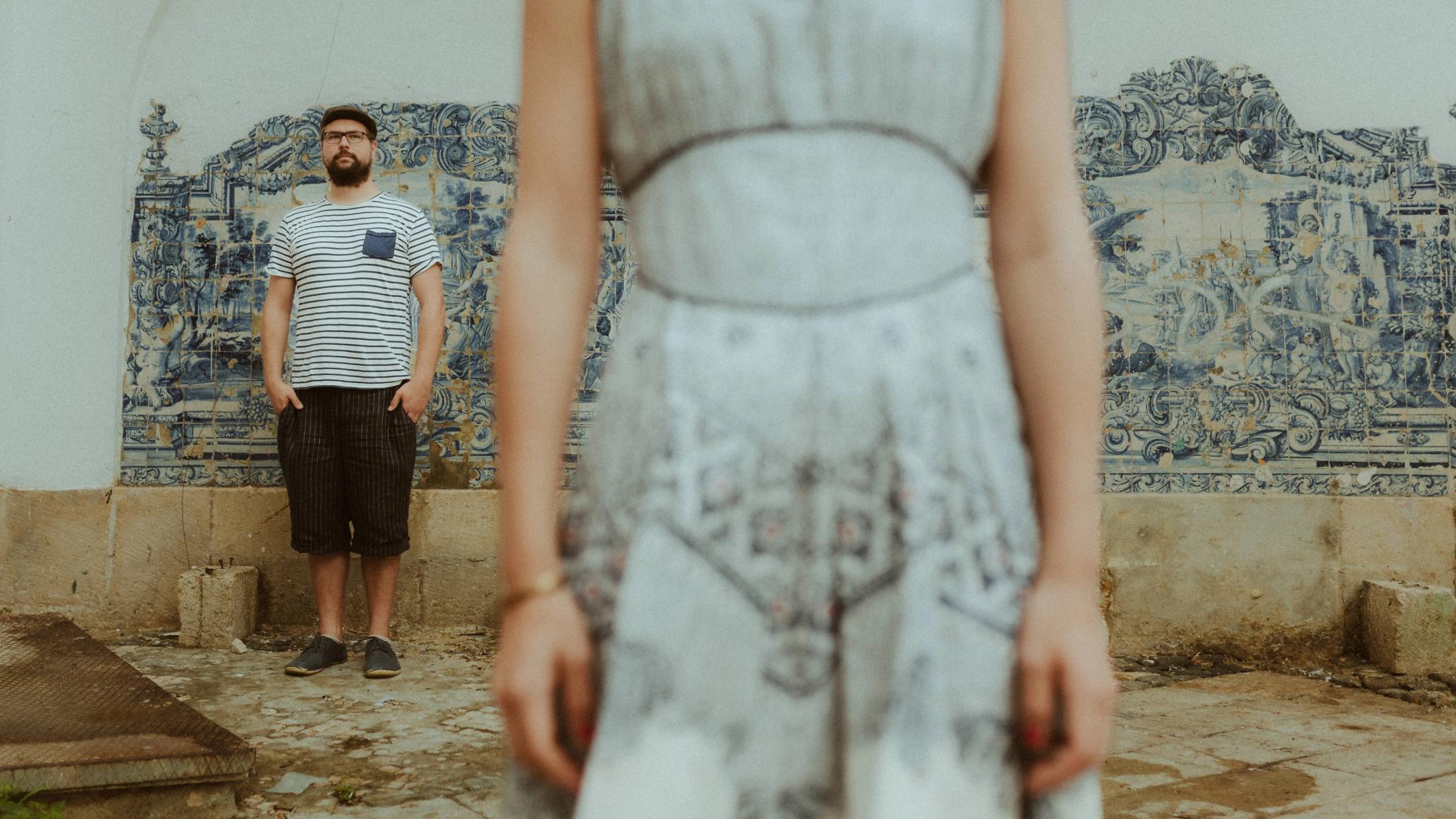 Azulejo distance during Ana and Till's Lovers Session in Portugal.