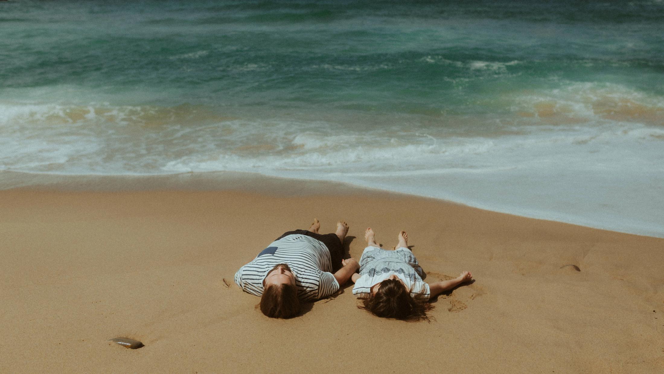 Sand overhead during Ana and Till's Lovers Session in Portugal.