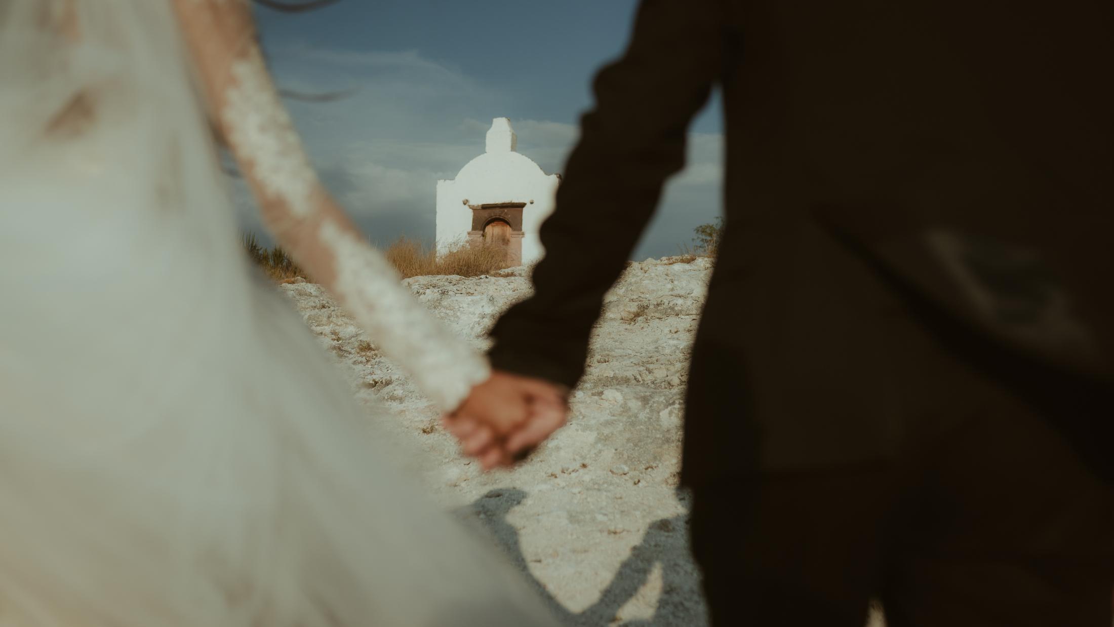 Anna und Nahuel halten sich nahe der Kapelle an den Händen.