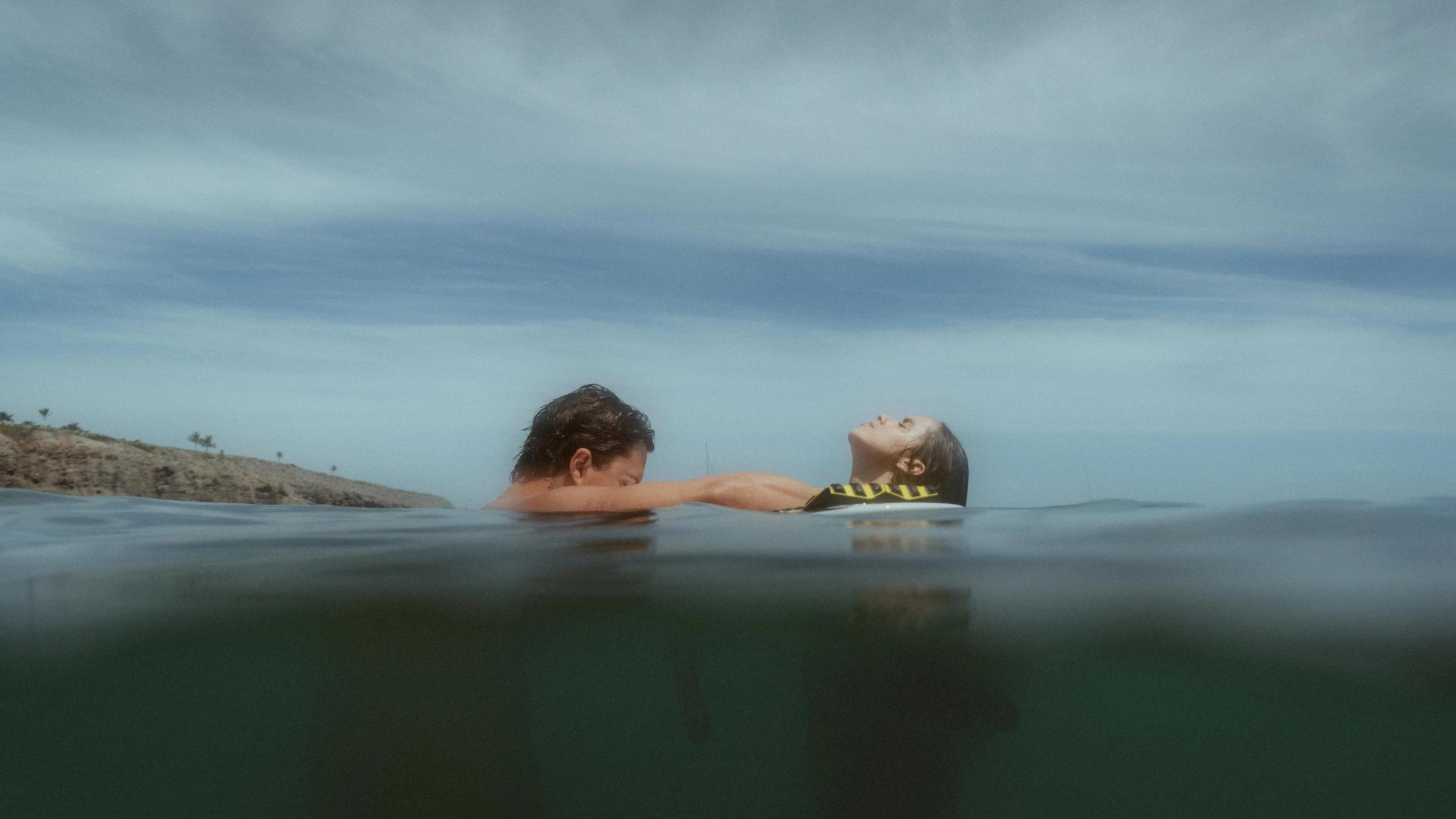 Angela und Ivan schwimmen gemeinsam im offenen Meer.
