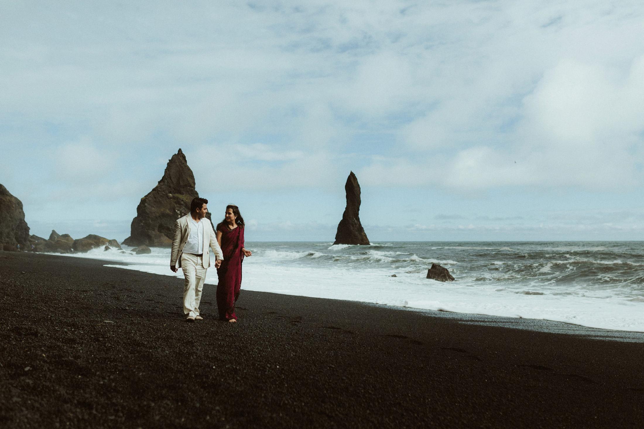 Couple at Reynisfjara Black Sand Beach near Vík during a Lovers Session in Iceland