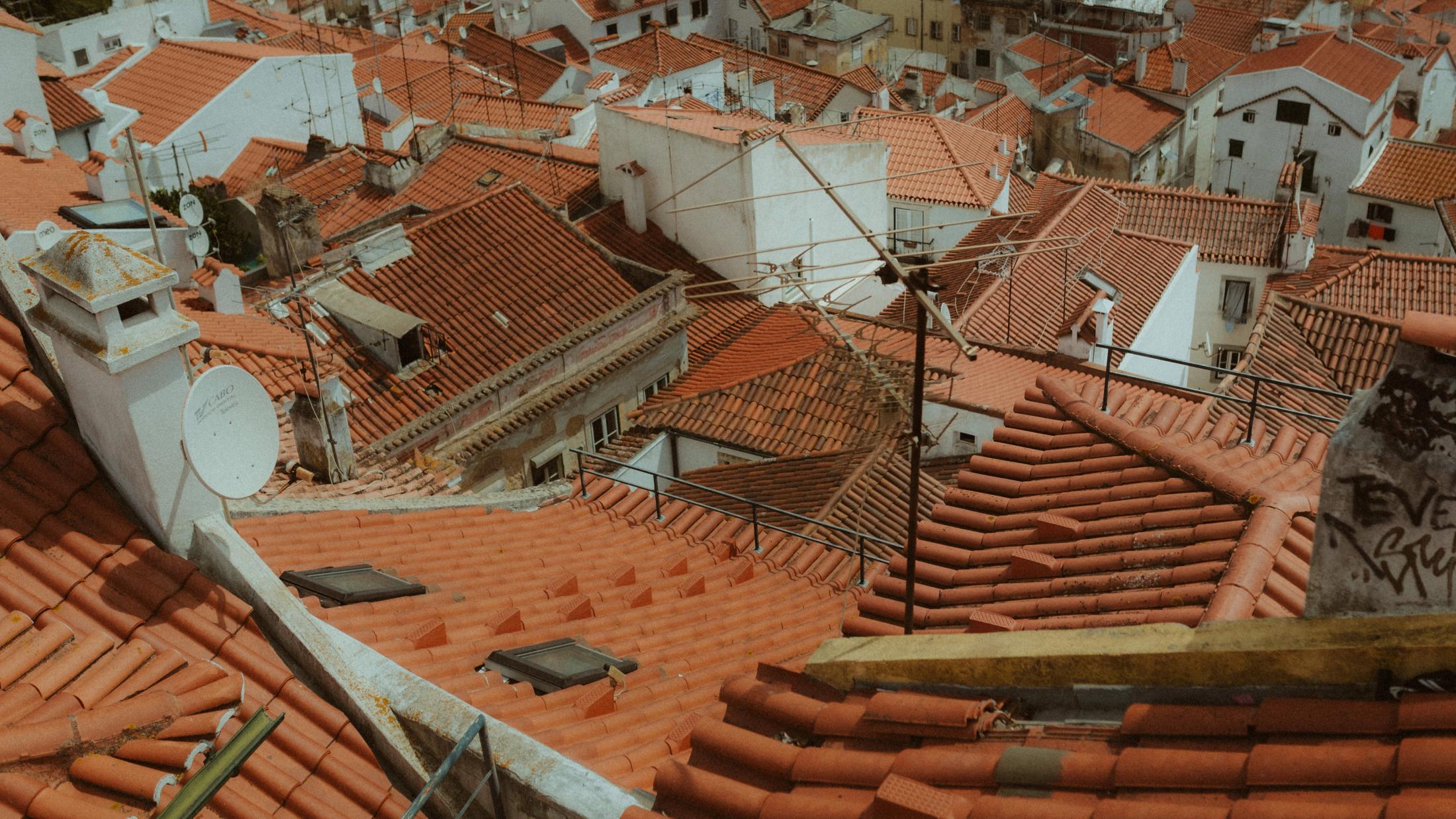 Red rooftops during Ana and Till's Lovers Session in Portugal.