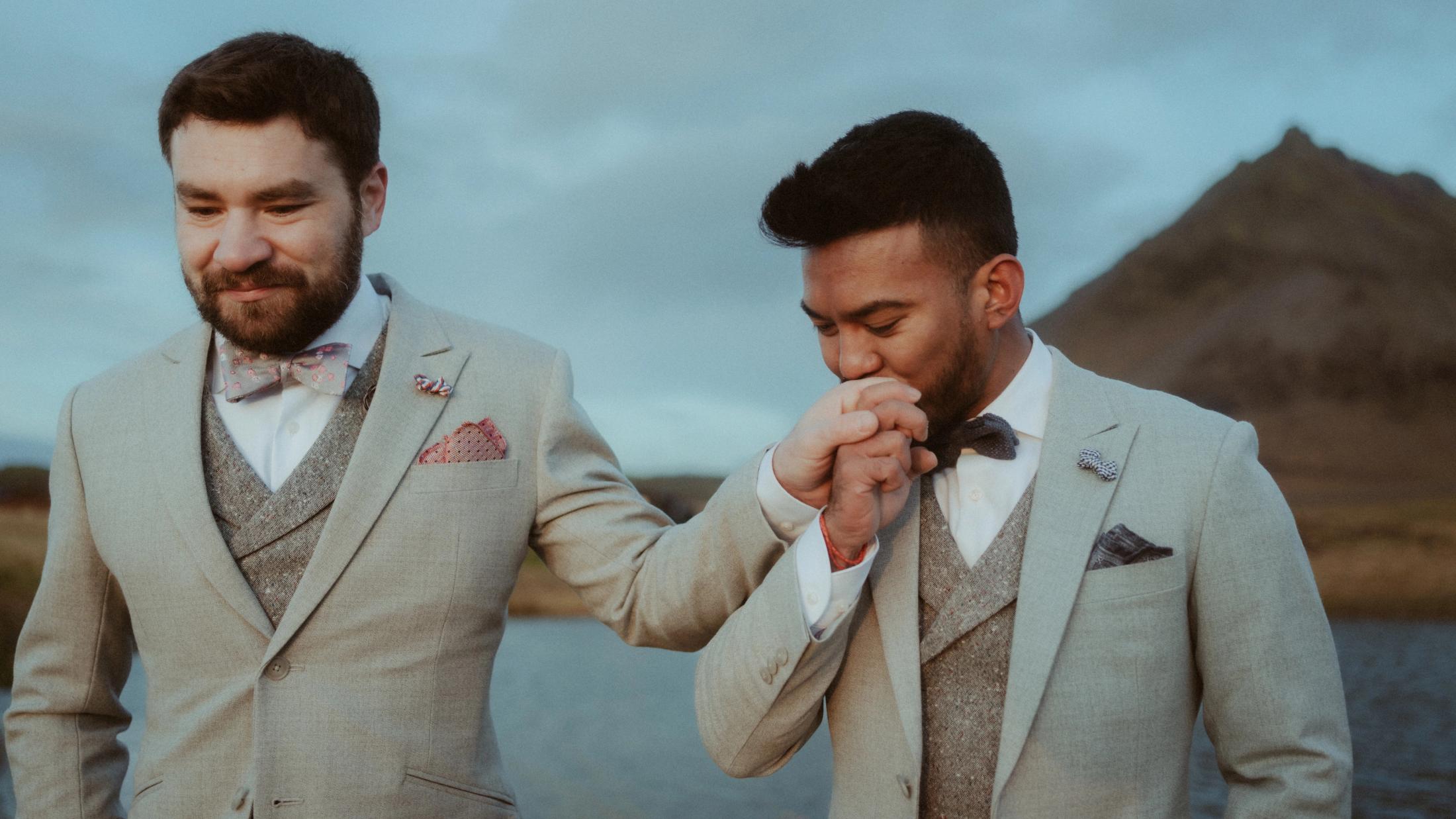 Kris küsst Ilyas Hand, während Kirkjufell hinter ihnen aufragt.