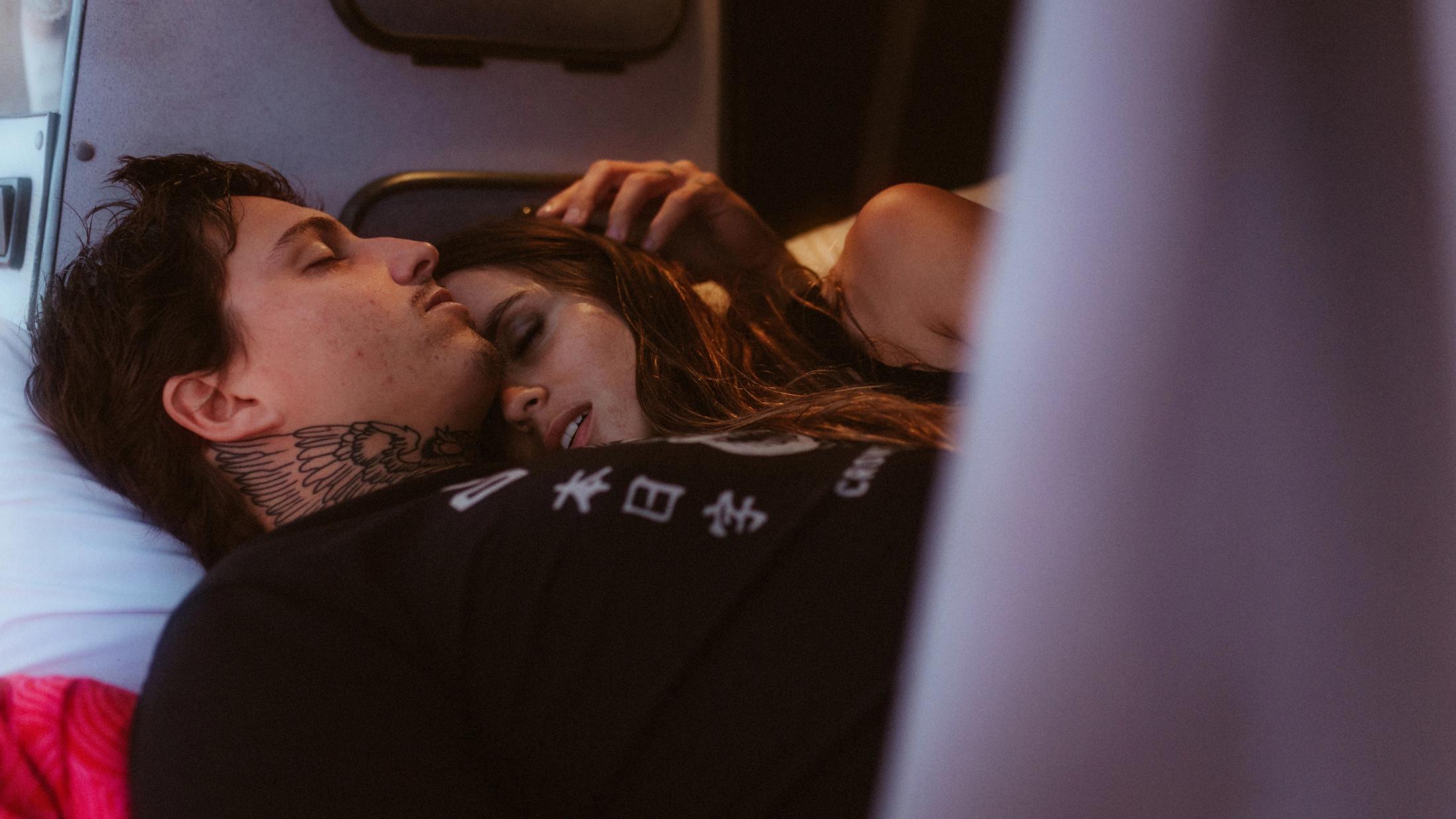 Nahaufnahme, sie kuscheln im Campervan.