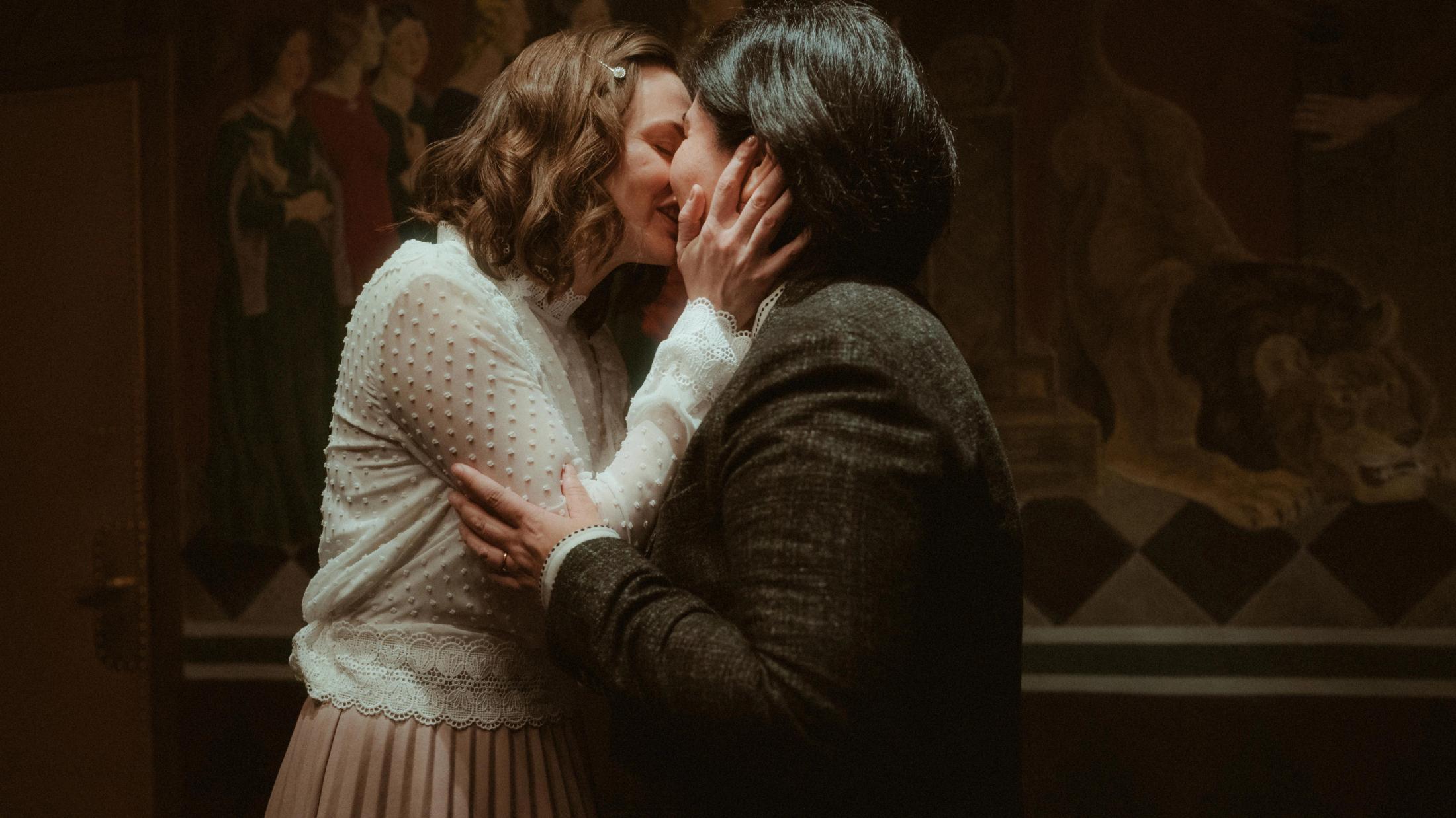Ari and Pia kissing after the civil ceremony