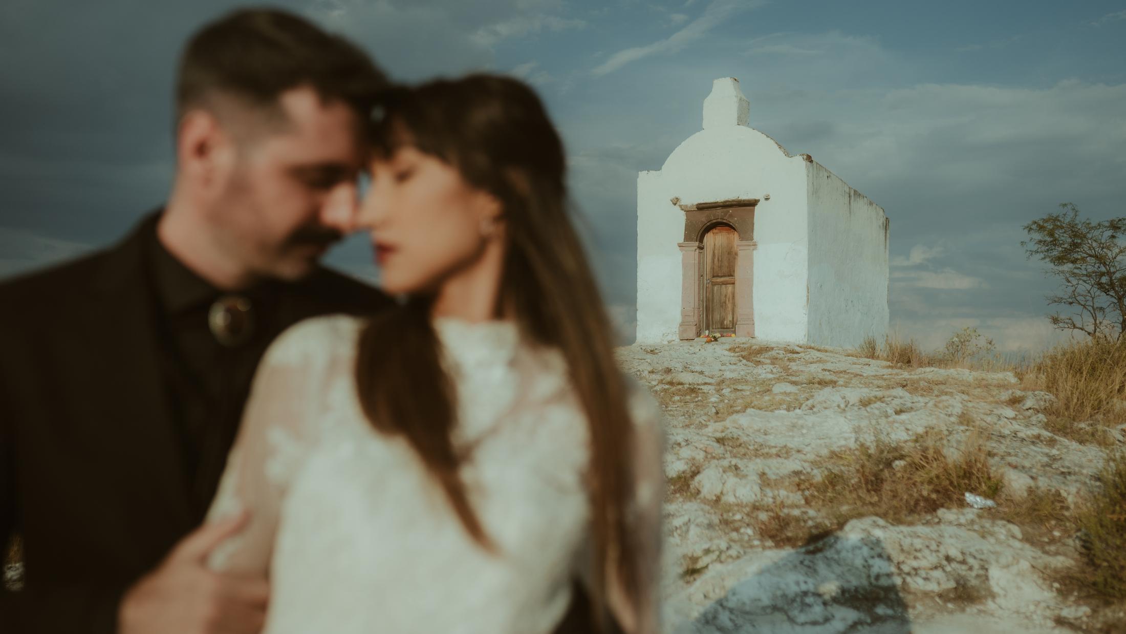 Weich fokussiertes Porträt von Anna und Nahuel nahe der Kapelle.