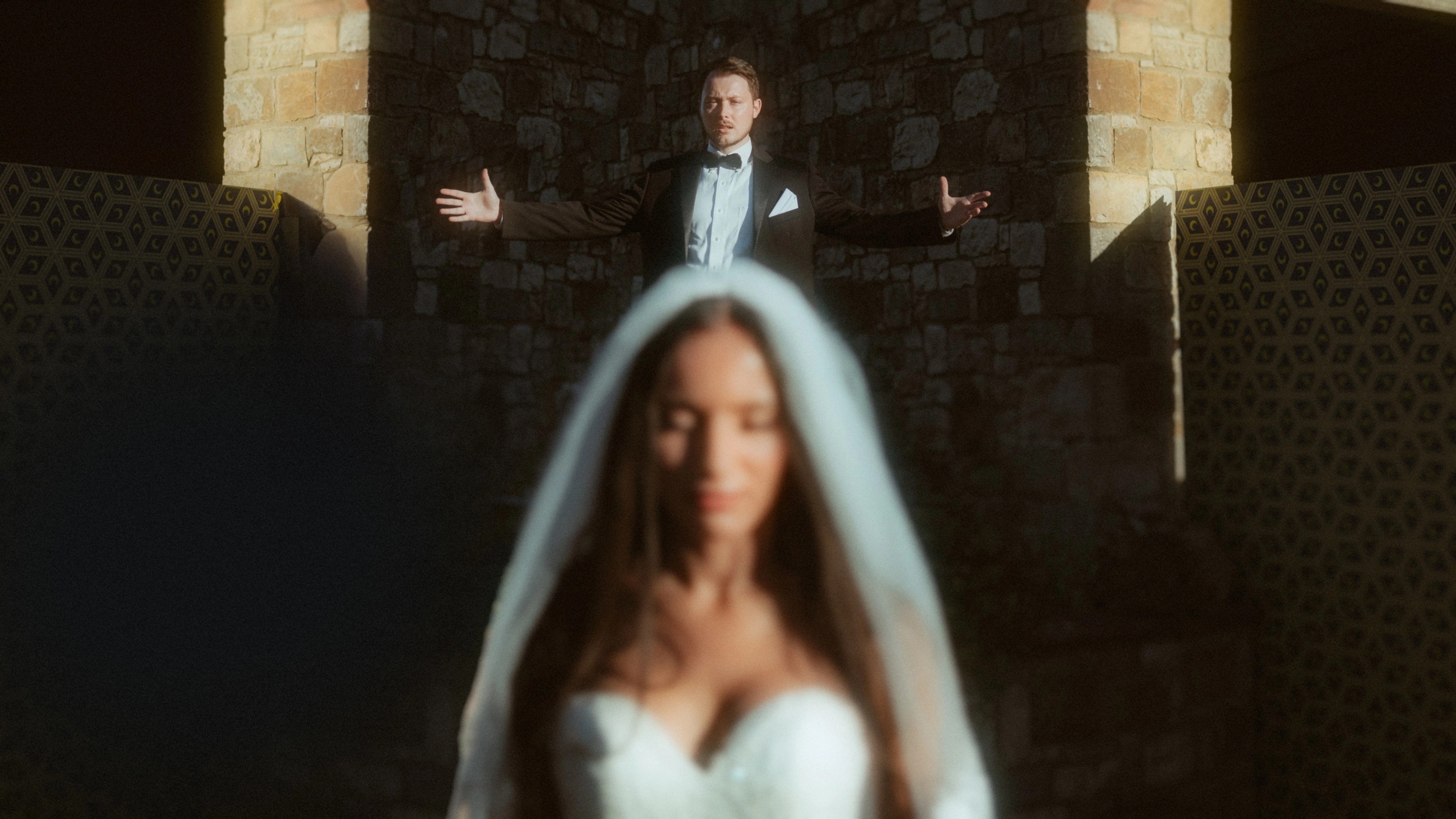 Ein bewusst gestaltetes Elopement-Porträt, gerahmt von Licht und toskanischem Stein