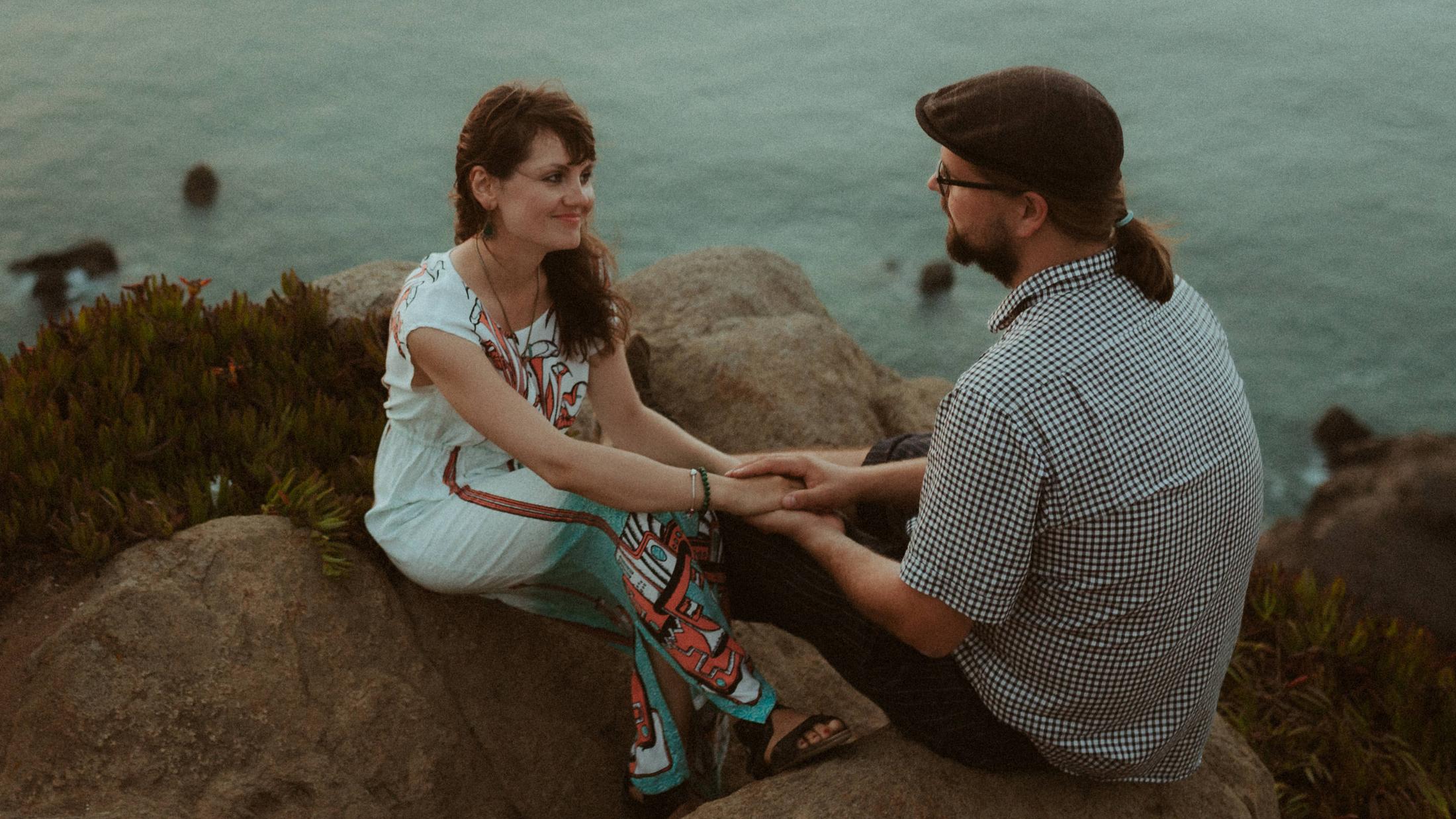 Clifftop conversation during Ana and Till's Lovers Session in Portugal.