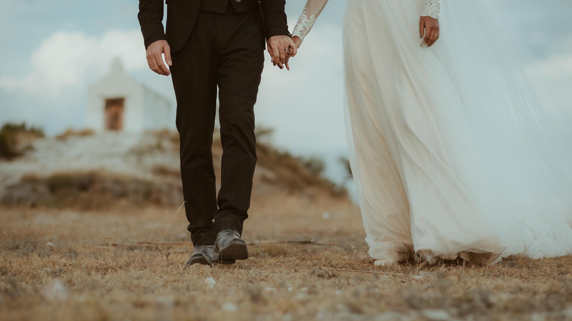 Detailaufnahme von Anna und Nahuel beim gemeinsamen Gehen.
