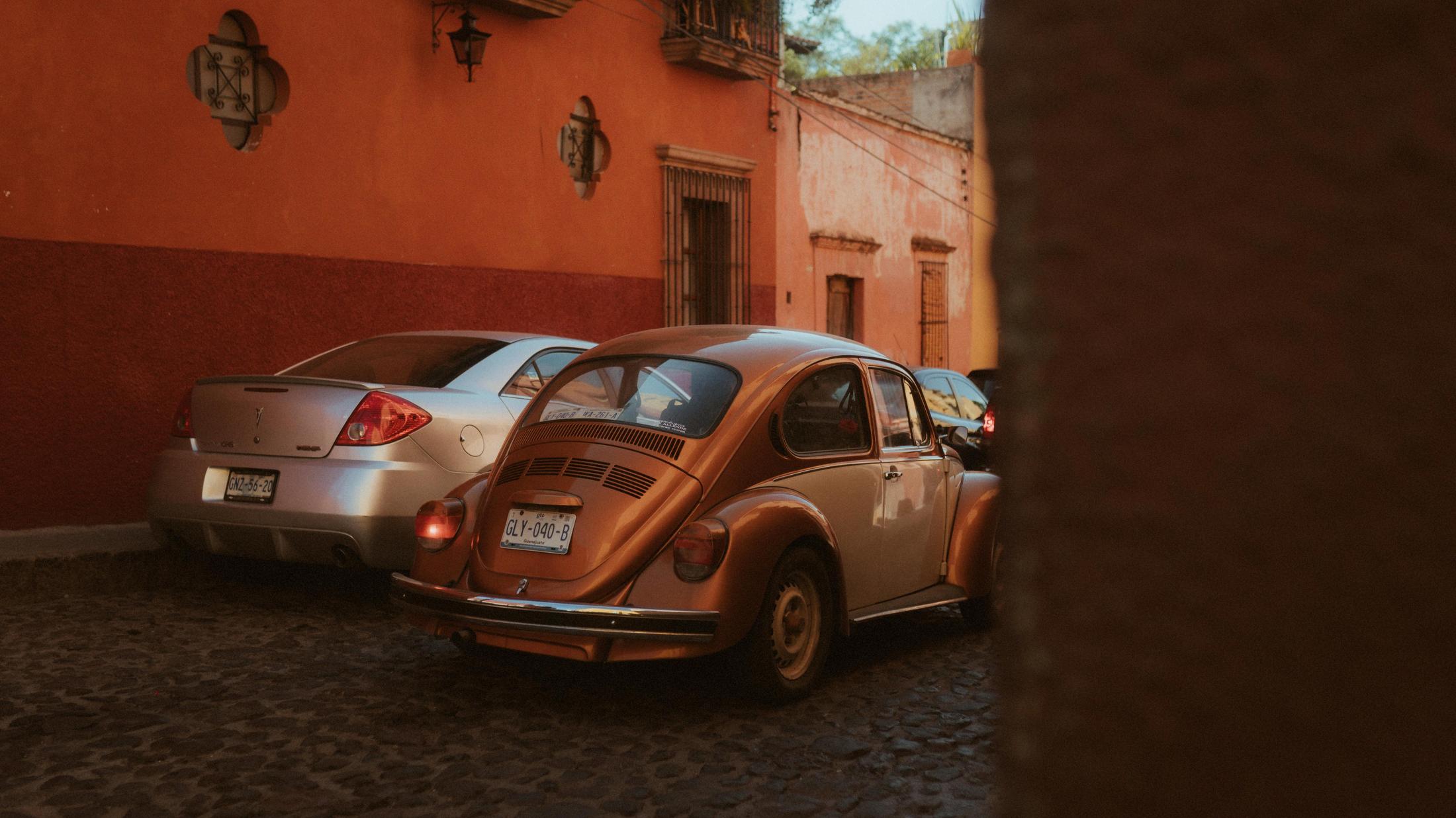 Ein Oldtimer steht in einer Straße in San Miguel de Allende.