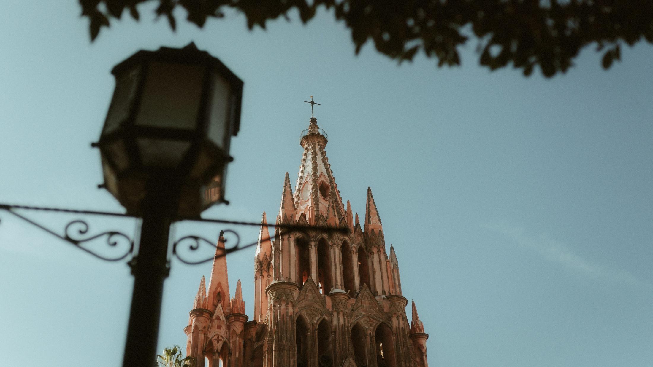 Ein Kirchturm über den Häusern von San Miguel de Allende.