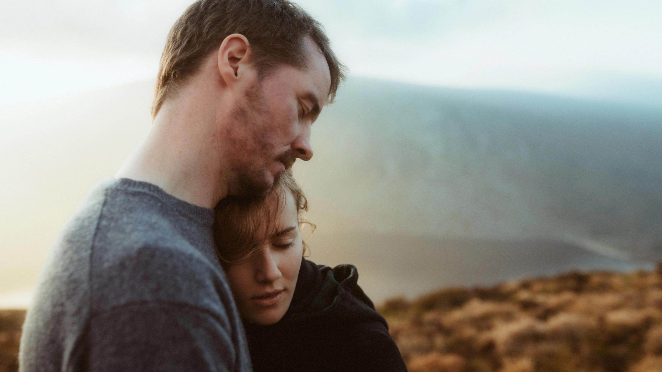 Jule und Rory halten sich eng im weichen Abendlicht.