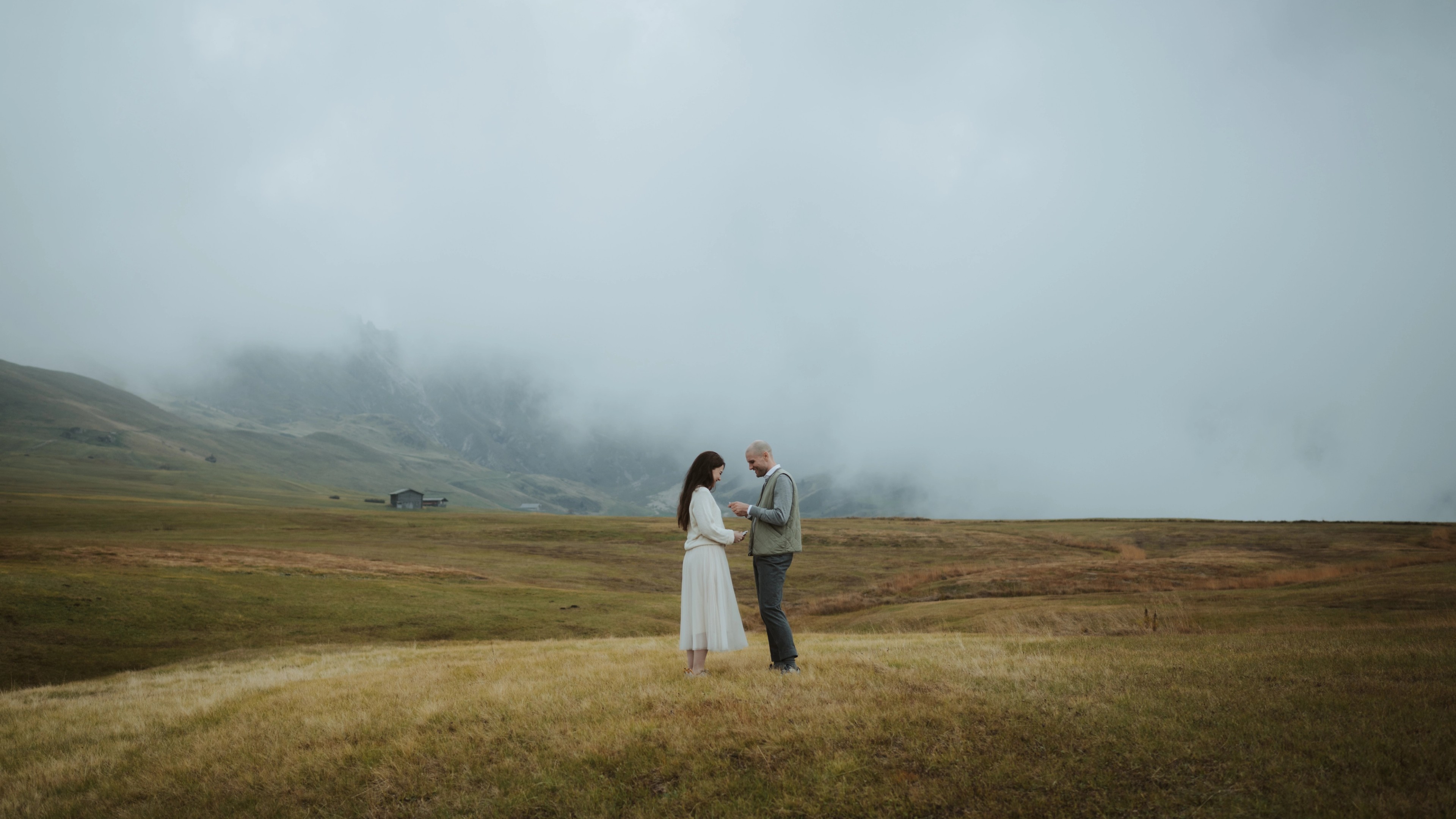 Jana und Steffen lesen sich allein in der weiten Landschaft der Dolomiten private Gelübde vor