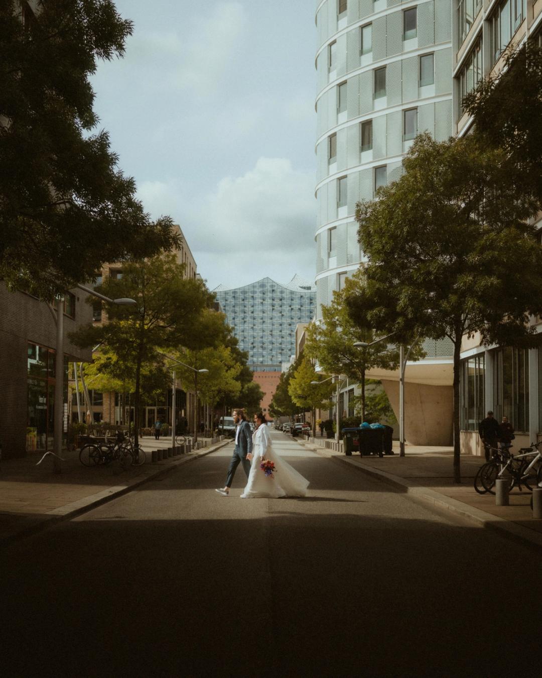 Laura and Olaf moving through their Hamburg wedding day