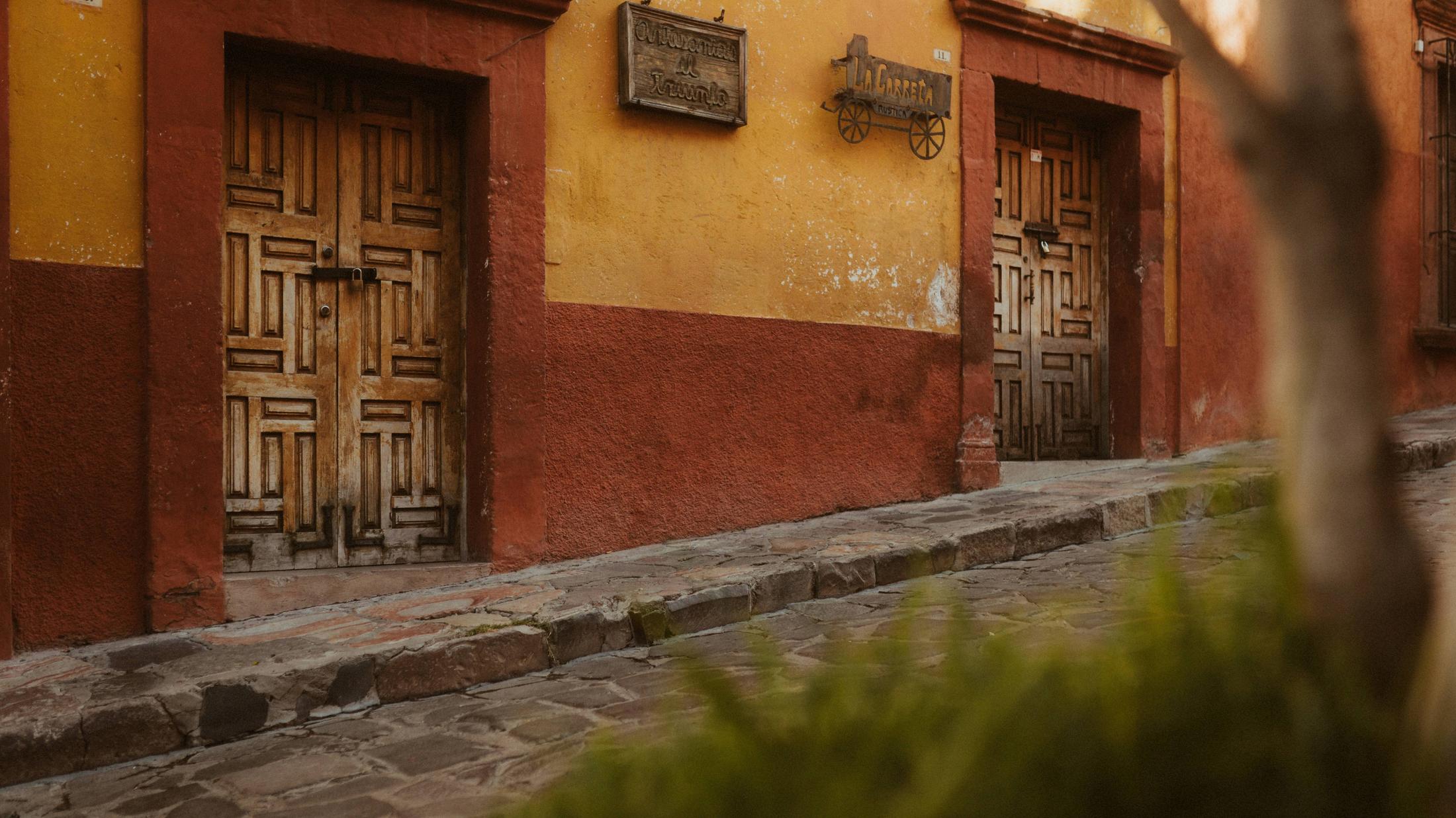 Eine farbige Straße mit Häuserfassaden in San Miguel de Allende.