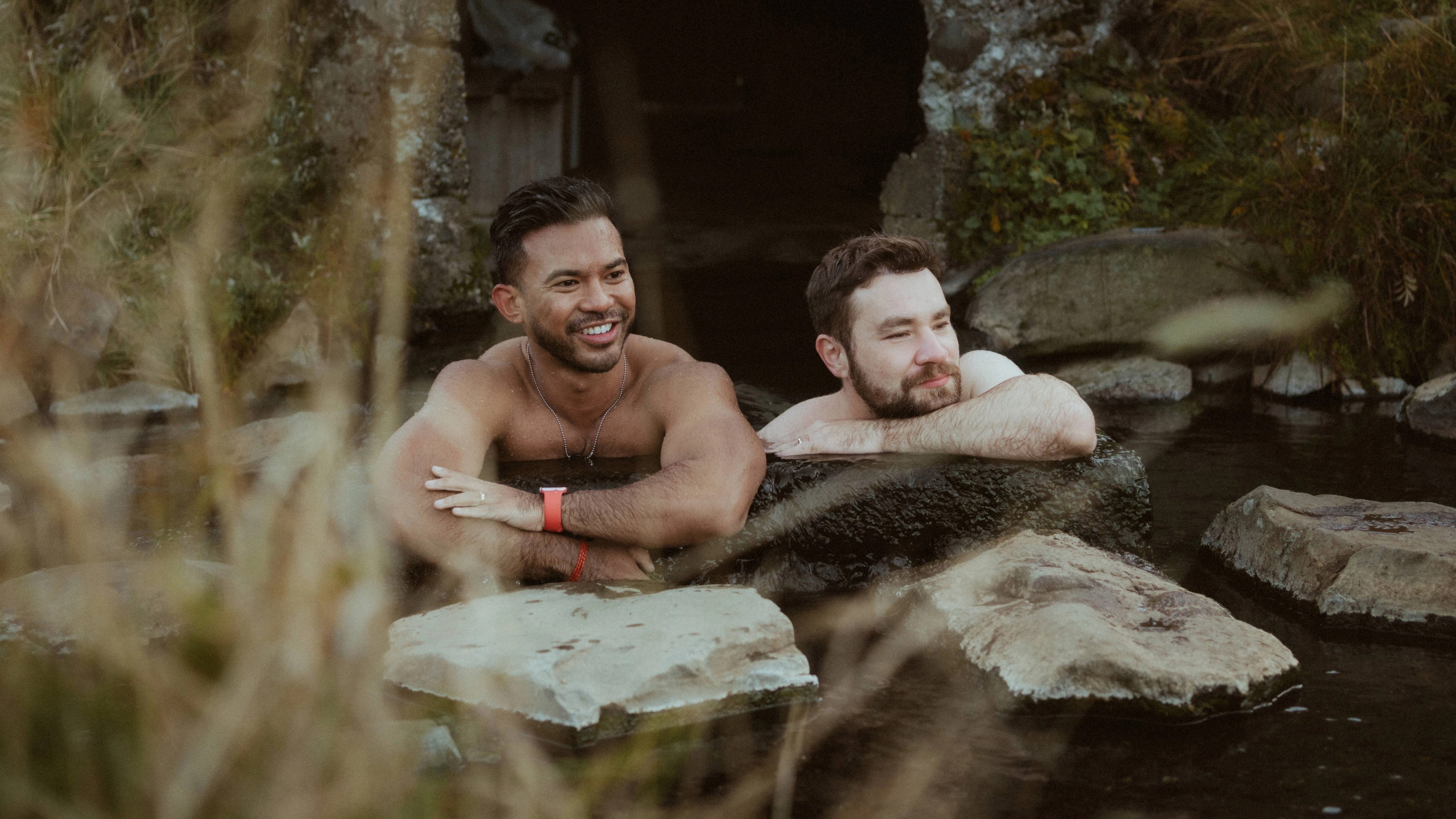 Kris und Ilya ruhen gemeinsam am Rand einer stillen heißen Quelle in Island