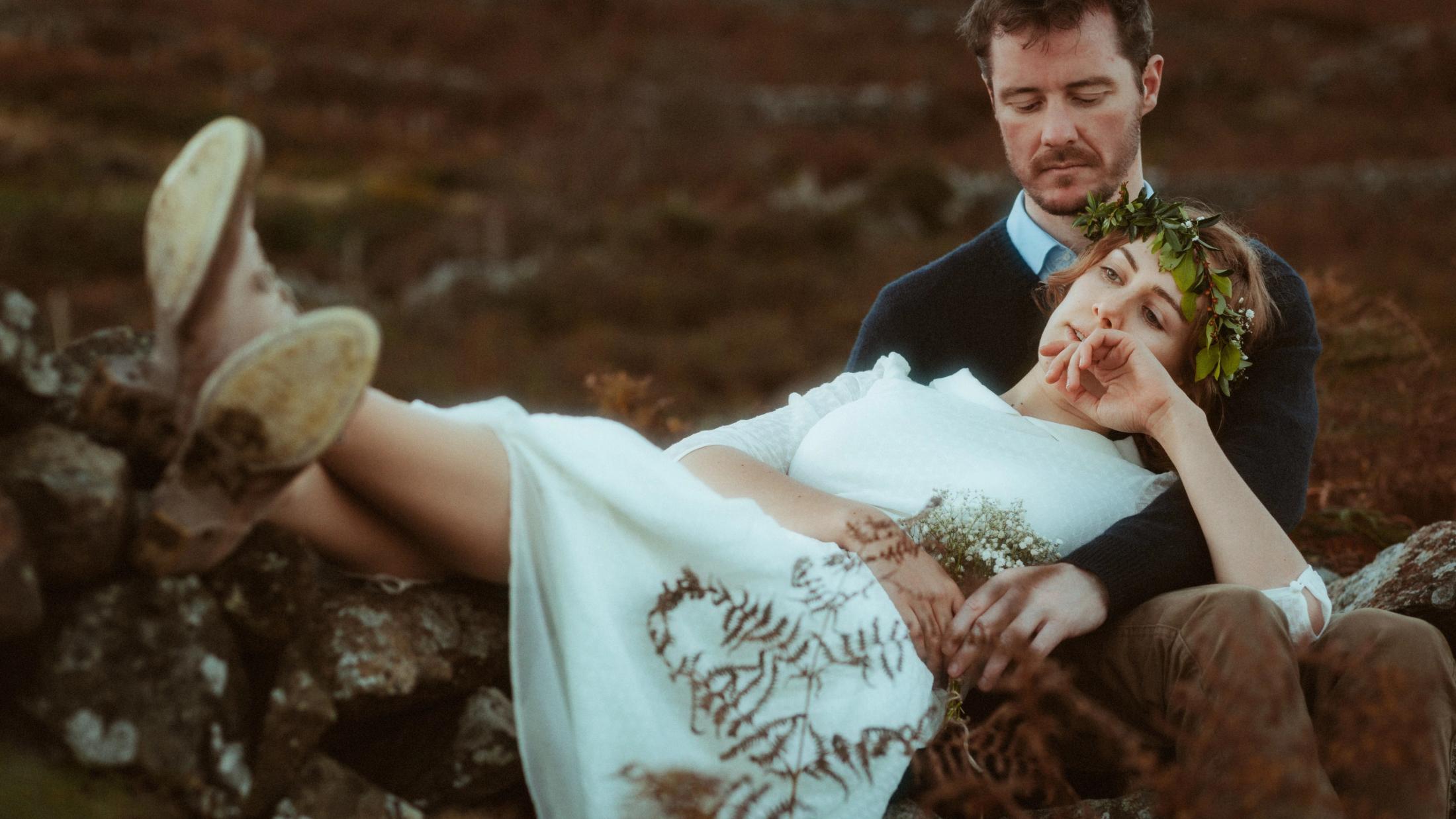 Jule und Rory ruhen gemeinsam auf einem Felsen in den Hügeln.