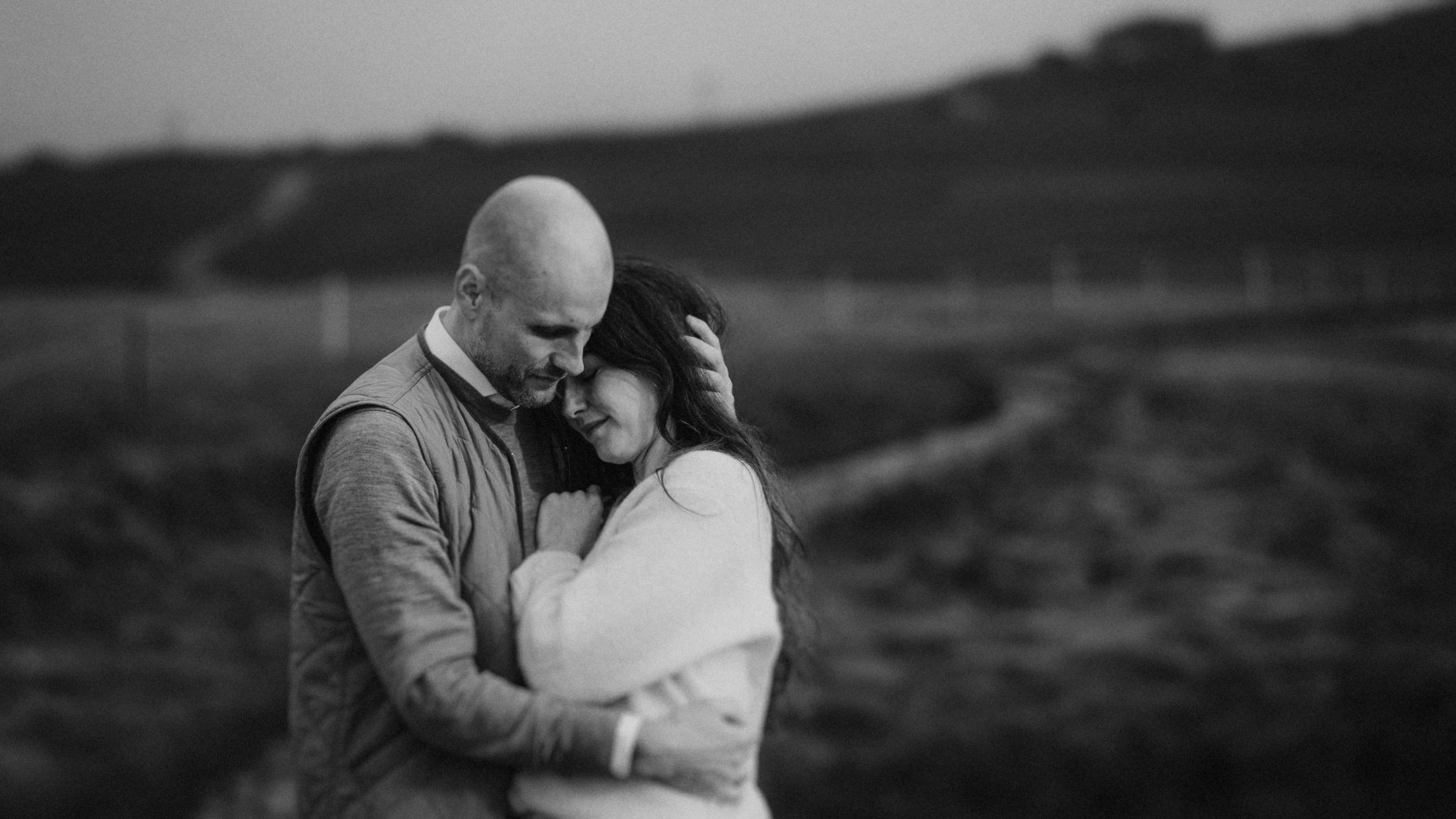 Quiet black-and-white portrait of Jana and Steffen in a close embrace.