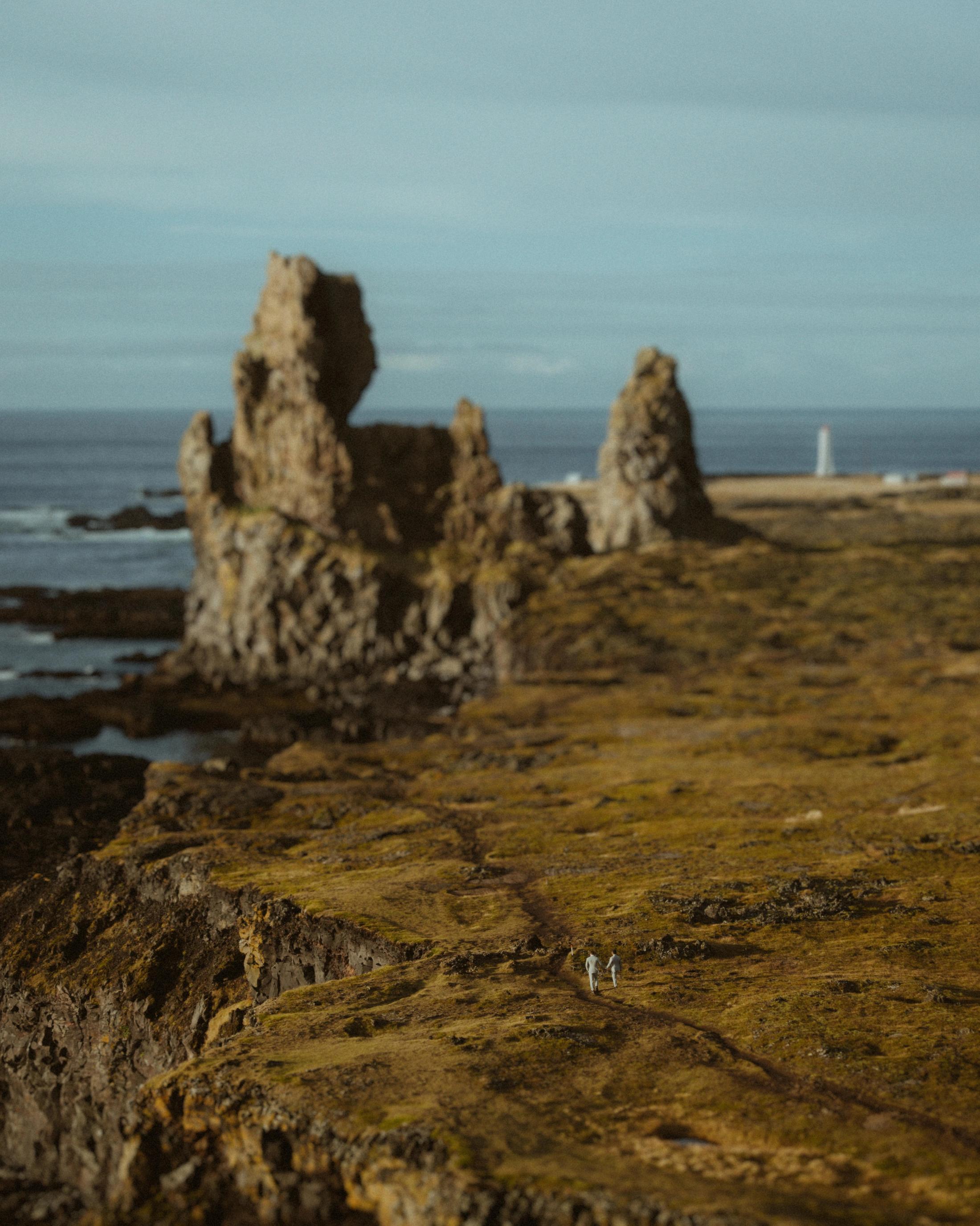 Hochformatige Ansicht gezackter Basaltformationen am Meer.