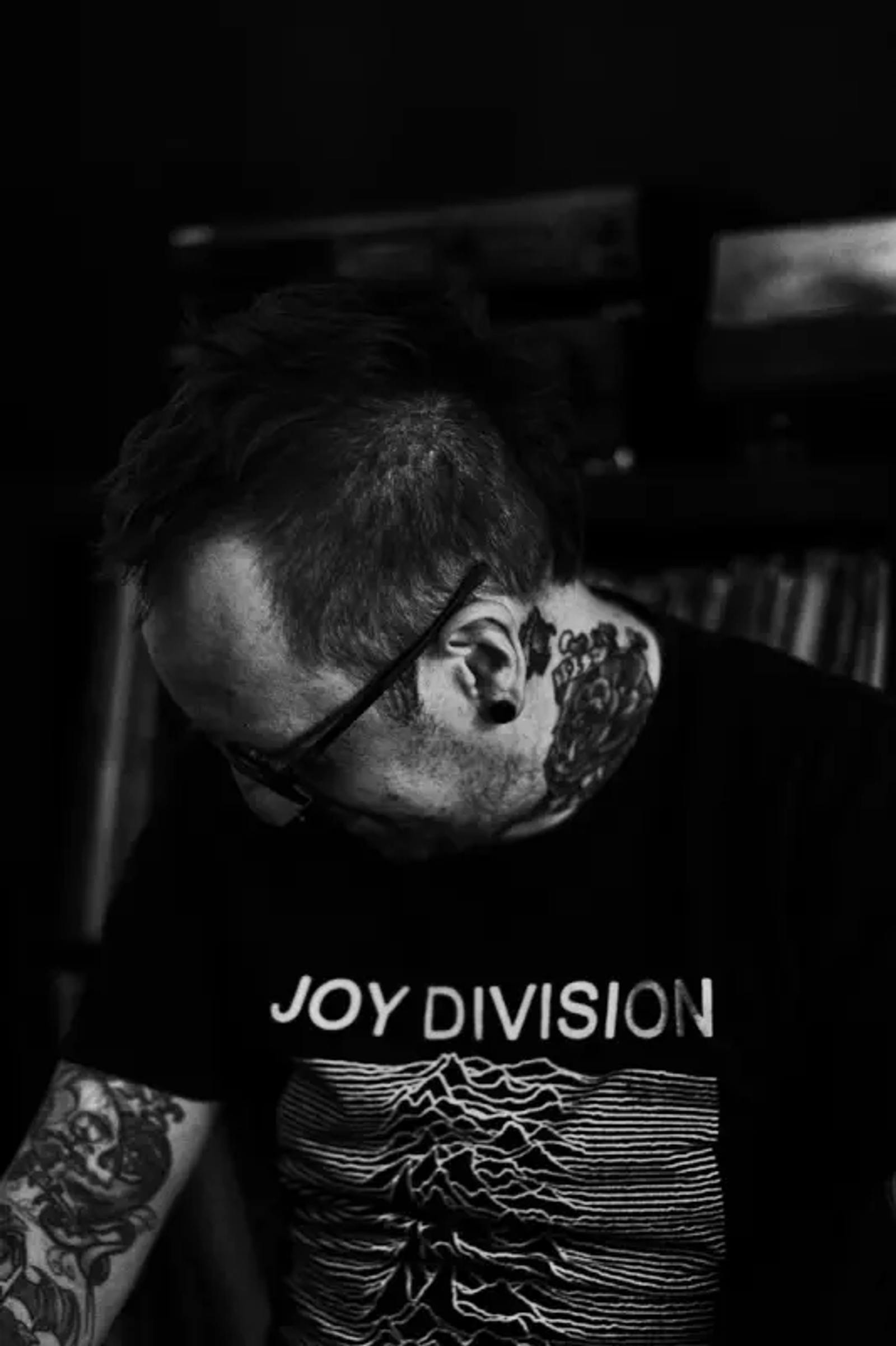 Bjørn Lexius in einem schwarzen Joy-Division-Shirt.
