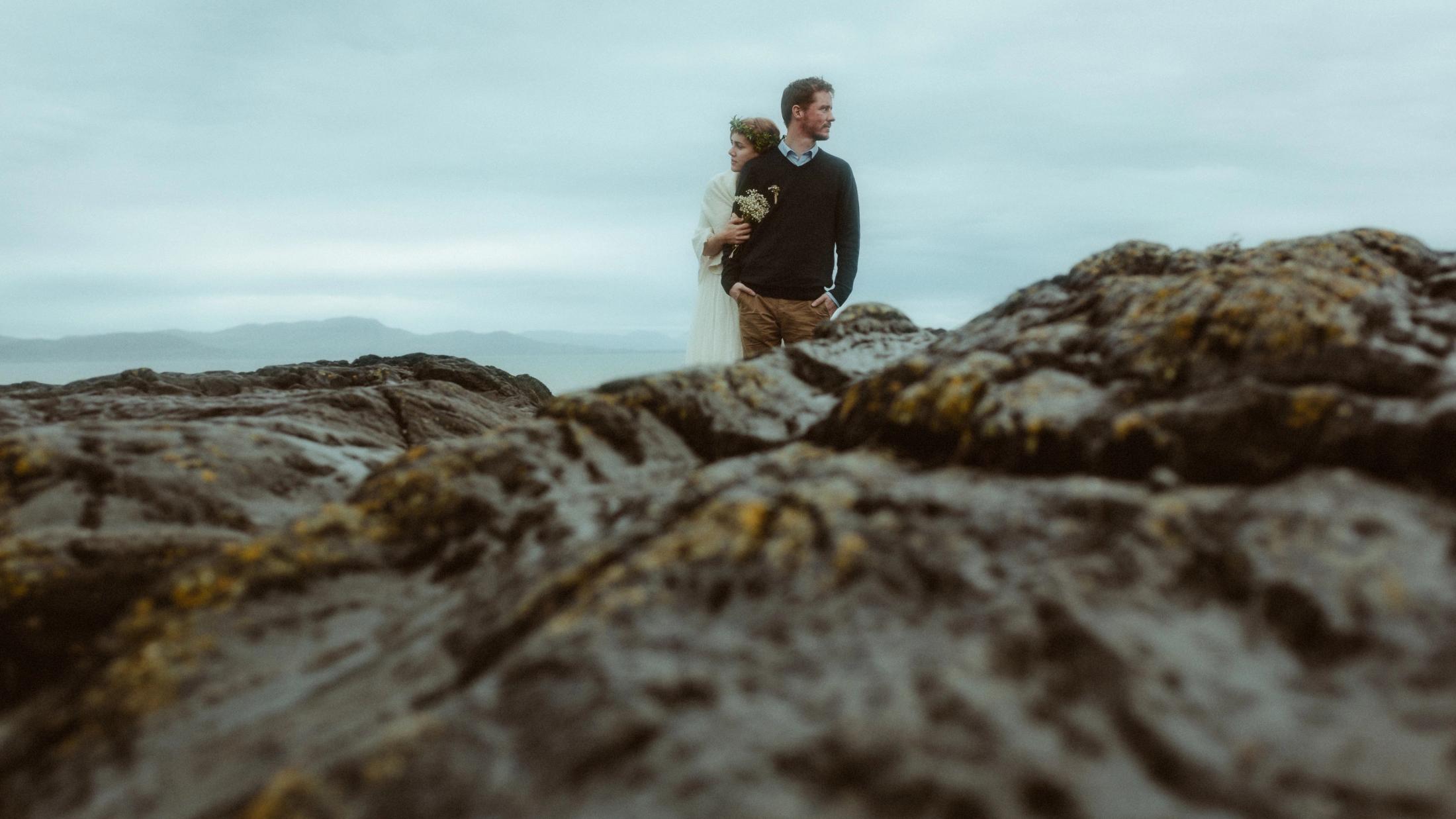 Jule und Rory stehen zwischen Felsen in Irland