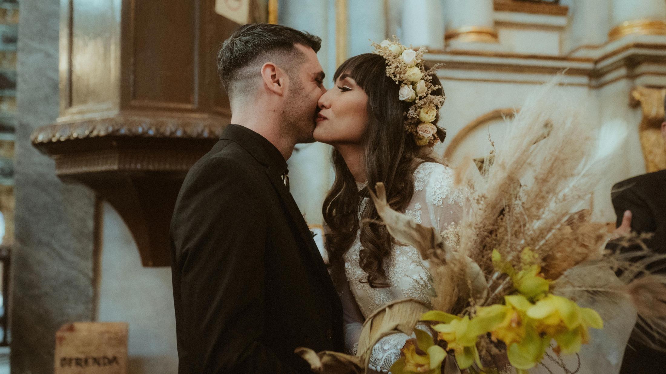 Anna und Nahuel küssen sich in der Kirche.