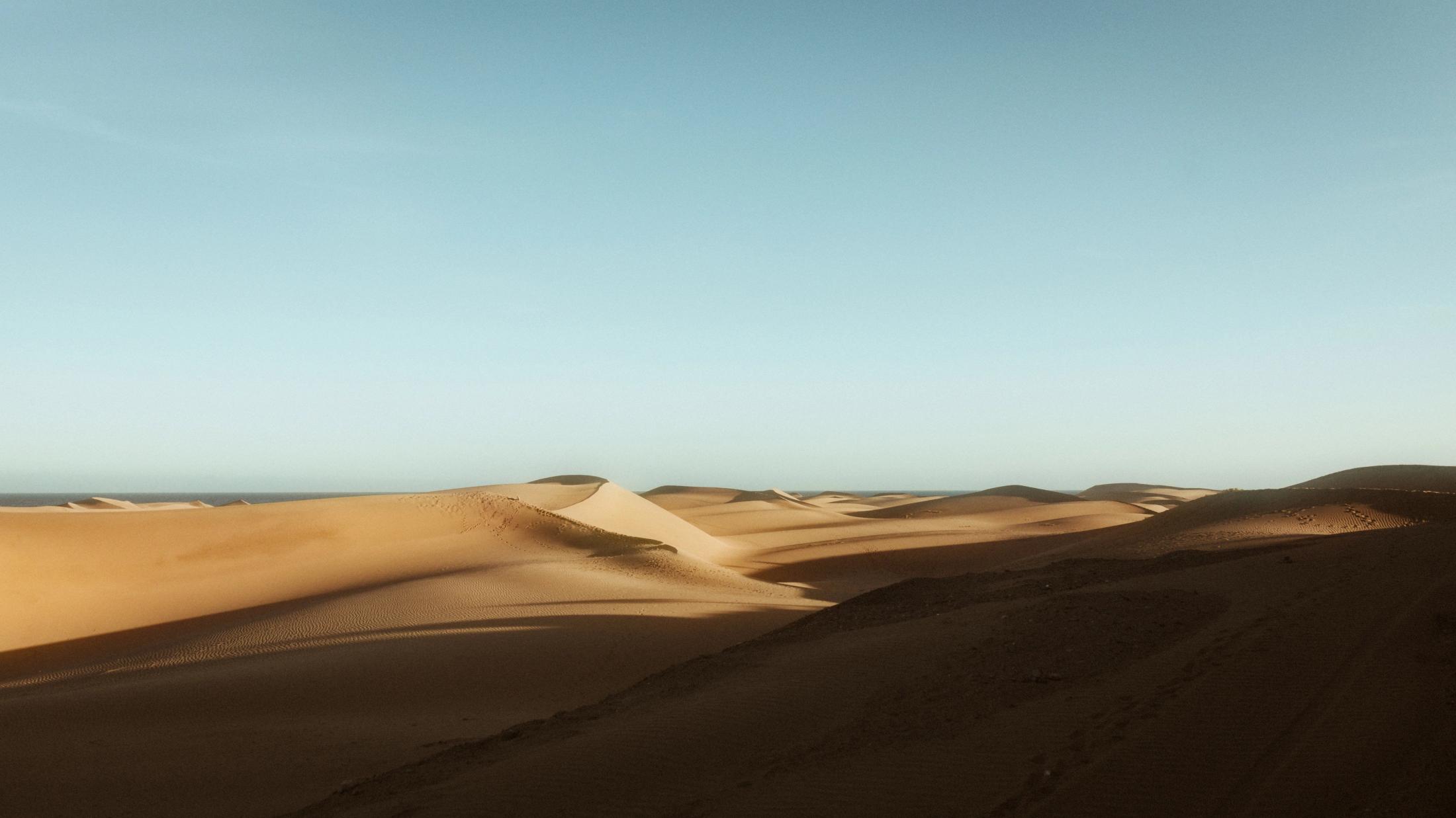 Weiter Blick über die leeren vulkanischen Dünen bei Maspalomas.