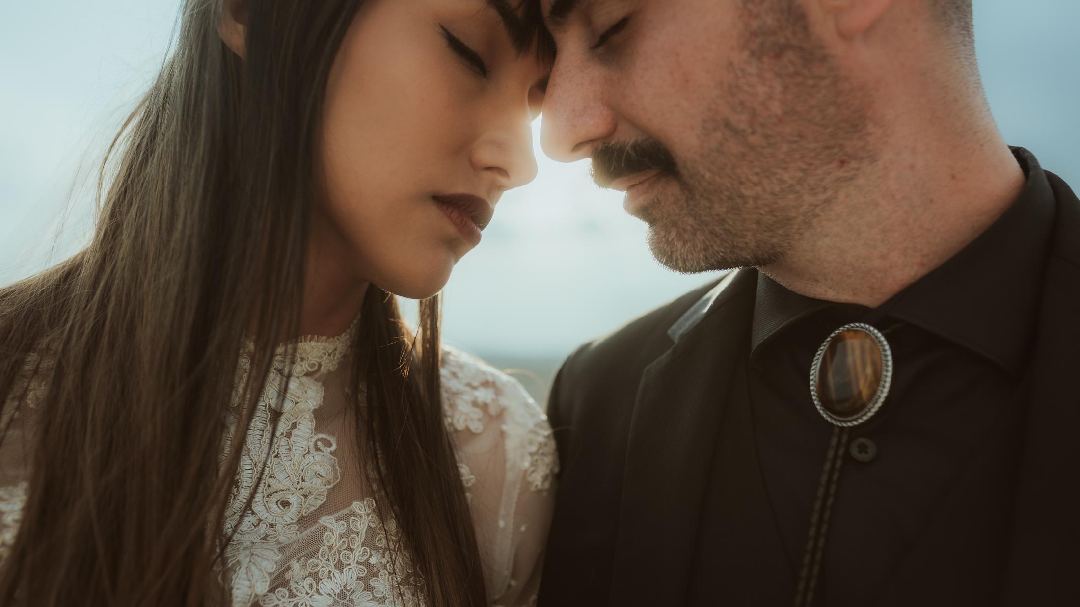 Anna und Nahuel stehen gemeinsam vor der Kapelle.