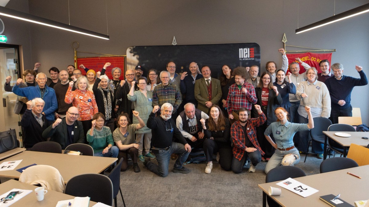 Delegatene er samlet og jubler med knyttet neve for vel gjennomført landsmøte. Foto: Olav Helland