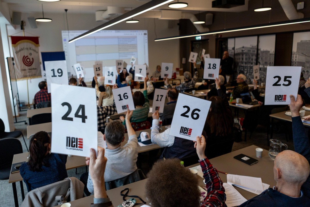 Delegatene holder stemmeskiltene sine opp. Foto: Olav Helland 