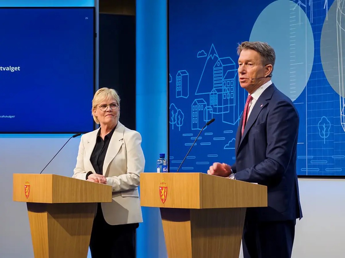 Energiminister Terje Aasland og leder av kjernekraftutvalget Kristin Halvorsen fremla rapporten 8. april. Foto: Energidepartementet